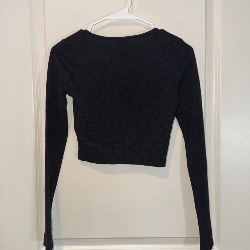 Forever 21 black long sleeve crop top in size S